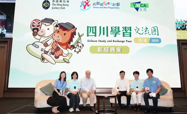 孫玉菡(右三)及香港賽馬會公司事務執行總監 譚志源(左三)於歡迎晚宴上與學員交流。