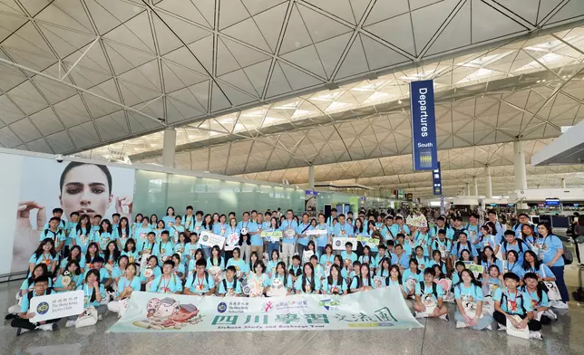 馬會對外事務部主管鄭琪(第四排中)、馬會內地事務部主管陳岳鵬(第四排左十三)、 馬會友師及其他四川學習交流團參加者於出發前在香港國際機場合照。