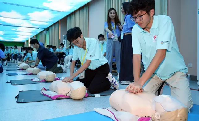 學員參觀四川大學-香港理工大學災後重建與管理學院。