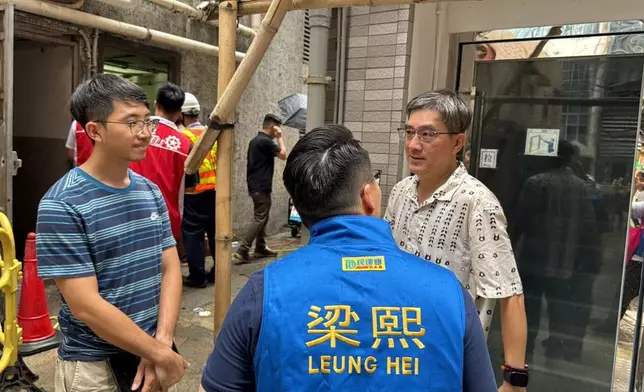 有住戶擔心如星期一晚仍未能恢復供電，希望提早獲通知，以便尋找附近酒店暫住。梁熙FB圖片