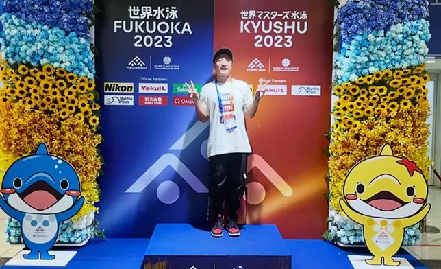 2023年首次參加世界先進游泳錦標賽，200米背泳得第六名。