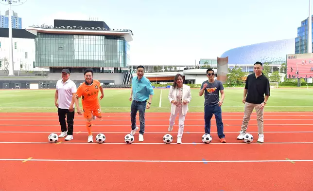 主禮嘉賓進行開球禮