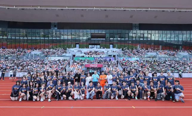 主禮嘉賓與歌手們大合照