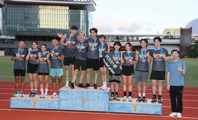 4x100米男女子混合慈善接力跑，冠亞季軍接受領獎