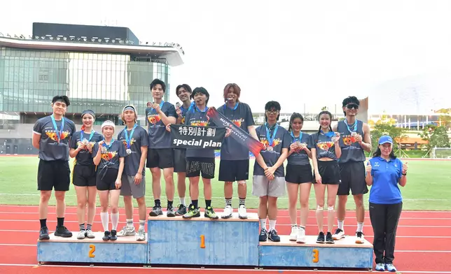 200 米接力障礙賽 冠亞季軍接受頒獎