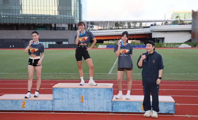 100米女子短跑 冠軍The Lemon Ones成員Bobo、亞軍Honey Punch成員Chelsa、季軍林芊瑩，接受啤梨頒獎