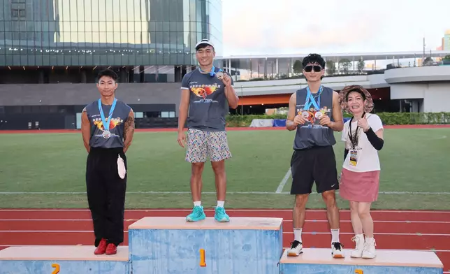 100米男短跑 冠軍趙亮昭、亞軍 黃凱逸、季軍 張馳豪，接受程凱欣頒獎