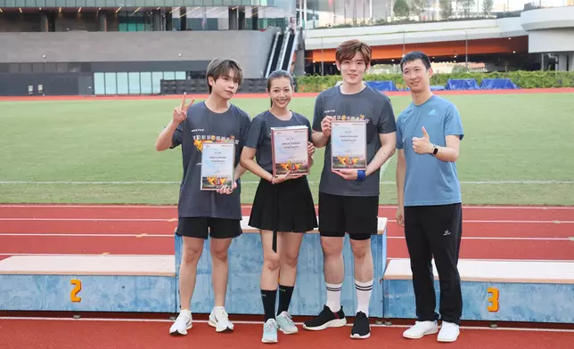 「籌得最高善款隊伍」洪助昇、劉若寶、黃峻熙、許靖韻接受張偉良頒獎