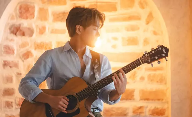 歌曲由Regent自己一手包辦曲詞編監唱。