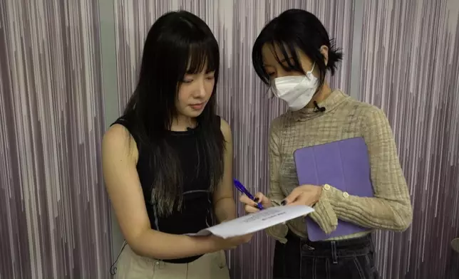 泳兒細心指導Ophelia。