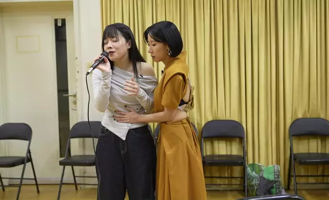 泳兒細心指導Ophelia。