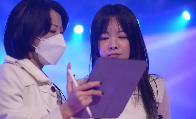 泳兒細心指導Ophelia。