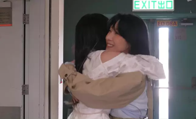 泳兒安慰緊張嘅Ophelia。