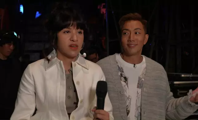 劉浩龍安慰緊張嘅Bibi。