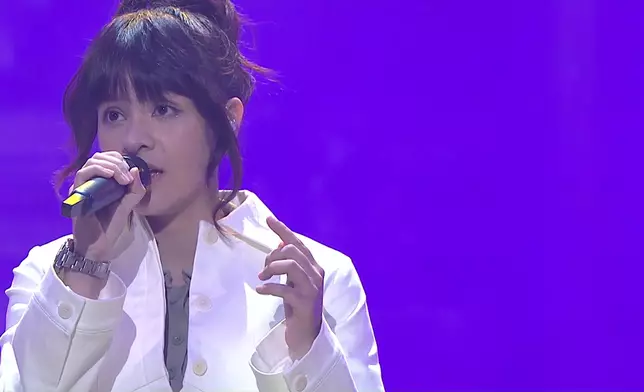 Bibi獻唱《隱形遊樂場》。