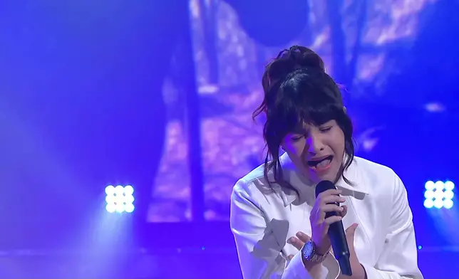 Bibi獻唱《隱形遊樂場》。