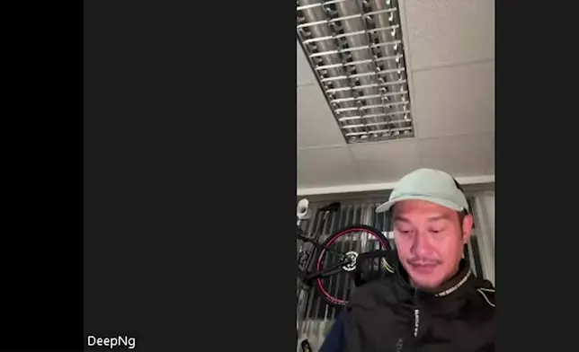 吳浩康（Deep）透過視像通話長途指導趙一霖。