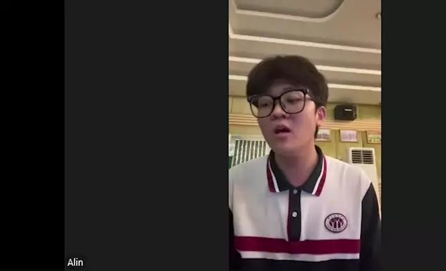 吳浩康（Deep）透過視像通話長途指導趙一霖。