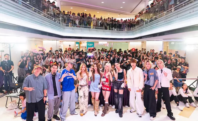 人氣女團VIVA、Isaac小龍（右三）、Blue黃子康（右一）、凌峰（右二）與全場參加者大合照。