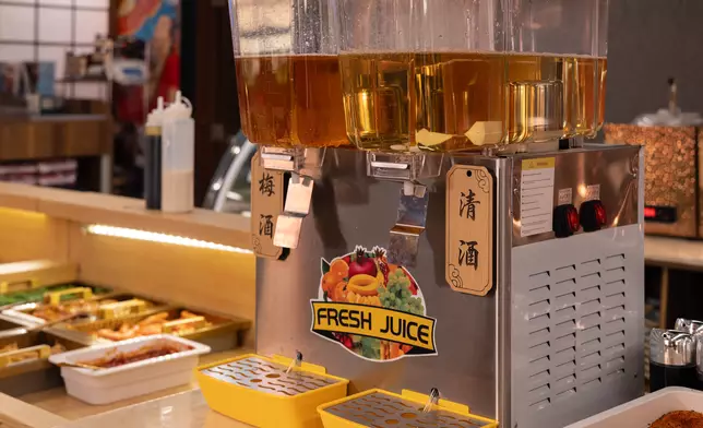 飲品陣容包括凍熱清酒、梅酒、紅白酒、蘋果有氣酒、罐裝啤酒及無酒精飲品，超過30款任選。