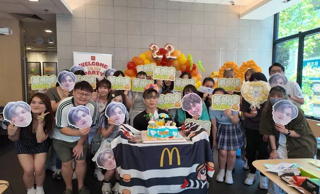 一班Fans特別於麥當勞為黃明德搞了一個「漢堡神偷」主題生日會。