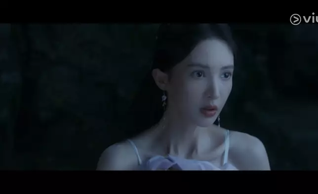 南宮婉（金晨飾）醒來後感到尷尬。