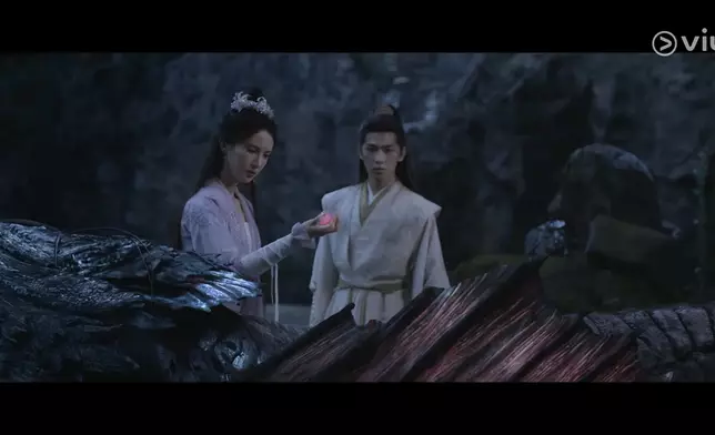 韓立（楊洋飾）與南宮婉（金晨飾）被淫囊影響發生關係。