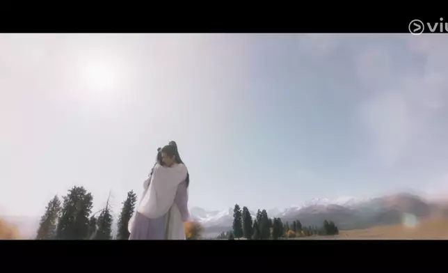 韓立（楊洋飾）與南宮婉（金晨飾）夢中相擁。