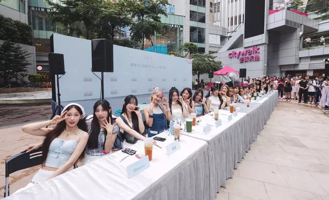 25位偶像女生以全新造型在簽名會前合照。