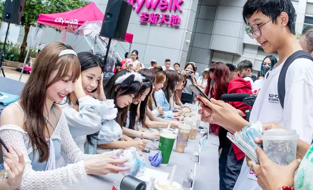 左起：小倬、Anesa、Elva等為粉絲簽名。