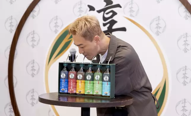 林峯接受盲測挑戰，逐一品嘗六款升級版淳茶舍®。