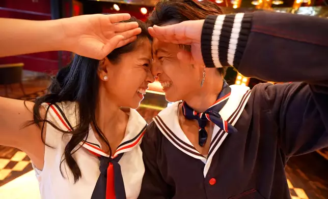 二人展現了完美的舞蹈。