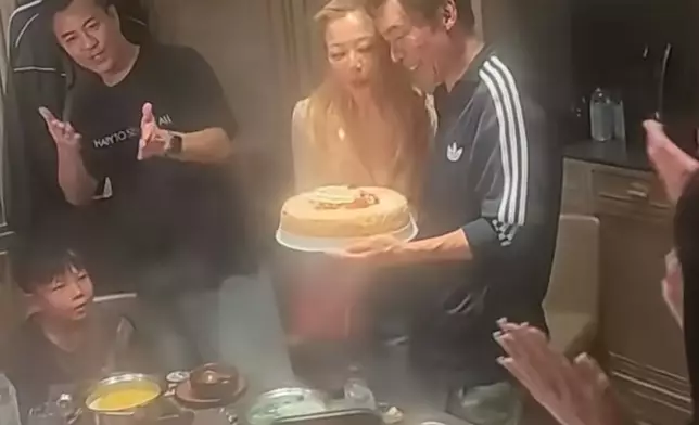 Sammi與安仔一起慶祝生日。