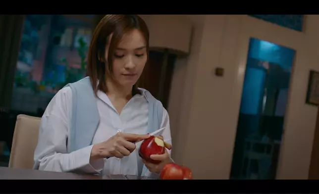 Ali扮Nice笑裏藏刀（仲要真係拎住把刀）。