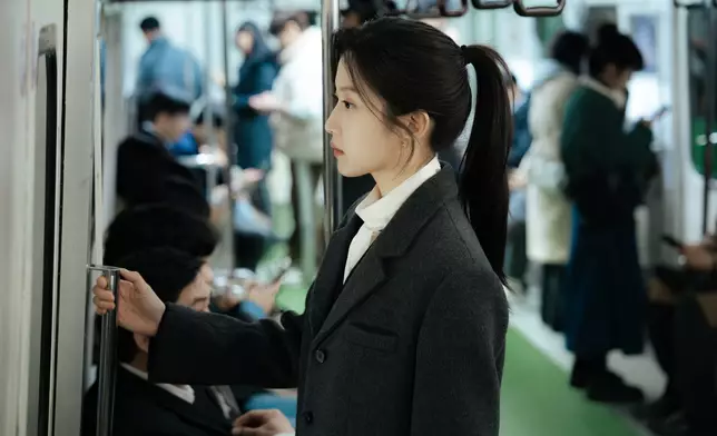 文佳煐飾演剛入行的新人律師康喜智。Disney+提供圖片