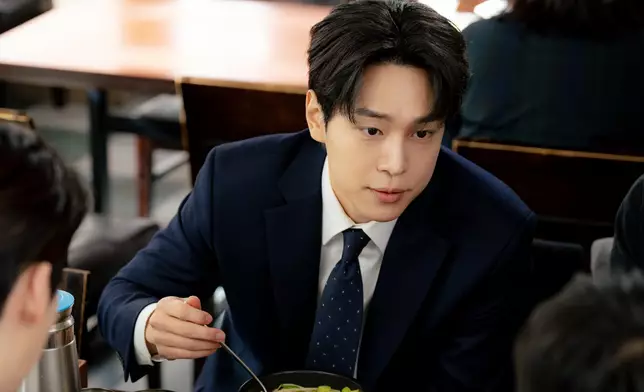 姜有皙飾演「飯局組」開心果趙昌原。Disney+提供圖片