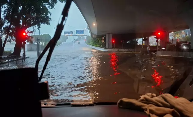 早上黑色暴雨警告生效期間，全港多區出現水浸。FB圖片