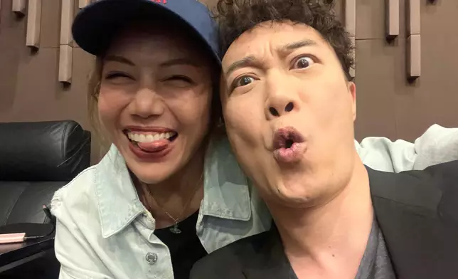 Eason於影院中不停合照傾偈。