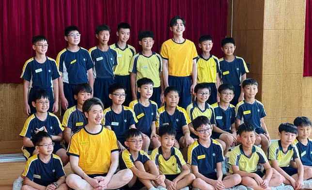 Edan在MV中化身「小學雞」。