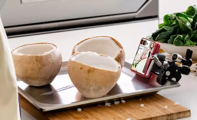 將椰皇放進焗爐一刻自信滿滿，但等待成品的過程總是漫長，究竟三位最後能否成功？