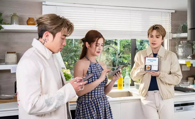 軒仔用大屏幕預先準備多視窗食譜成品相，準備炮製高難度菜式「翠緻鮑魚扒鮮菇」及「幸福椰皇燉桃膠蛋白」，吸引到連Tyson都甘願Cheat day！