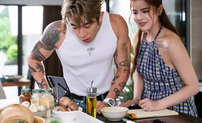 軒仔用大屏幕預先準備多視窗食譜成品相，準備炮製高難度菜式「翠緻鮑魚扒鮮菇」及「幸福椰皇燉桃膠蛋白」，吸引到連Tyson都甘願Cheat day！