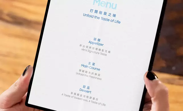 軒仔用大屏幕預先準備多視窗食譜成品相，準備炮製高難度菜式「翠緻鮑魚扒鮮菇」及「幸福椰皇燉桃膠蛋白」，吸引到連Tyson都甘願Cheat day！