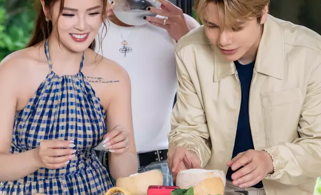 軒仔與Christy準備甜品有板有眼，Tyson竟然搗亂偷喝食 材，更被軒仔拍下「罪證」？