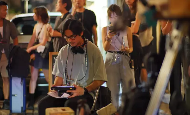 由於拍攝現場遭遇暴雨，拍攝難度大增，劇組必須在凌晨前完成所有拍攝。