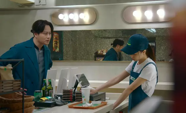 謝東閔醋意大發手指指笑咗。