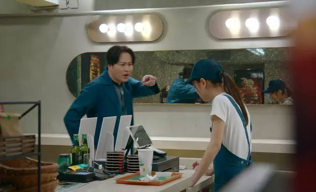 謝東閔醋意大發手指指笑咗。