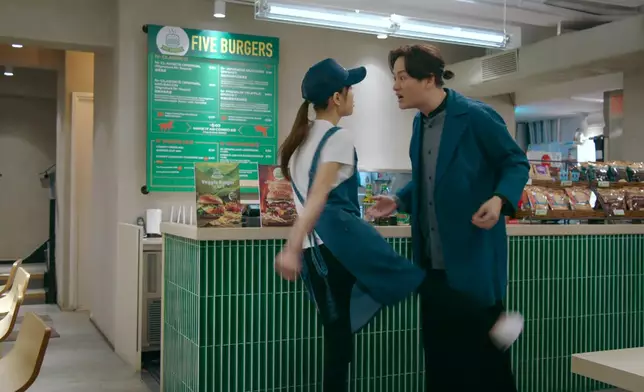 呢位小學雞指揮家，遇著一個會踢人嘅弱質女子，感覺大家唔成熟嘅程度都不相伯仲。