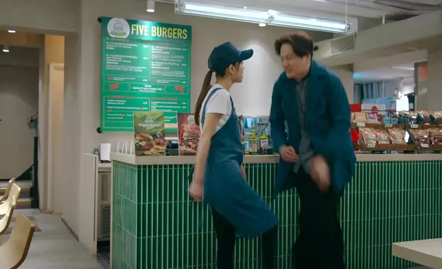 呢位小學雞指揮家，遇著一個會踢人嘅弱質女子，感覺大家唔成熟嘅程度都不相伯仲。