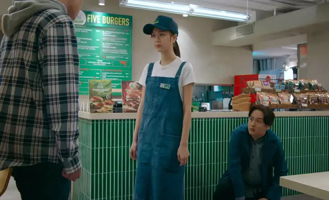 呢位小學雞指揮家，遇著一個會踢人嘅弱質女子，感覺大家唔成熟嘅程度都不相伯仲。